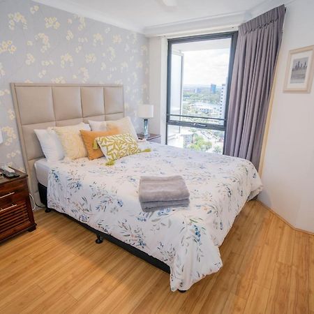 Large Surfers Paradise Apartment With Fantastic Views Gold Coast Bagian luar foto